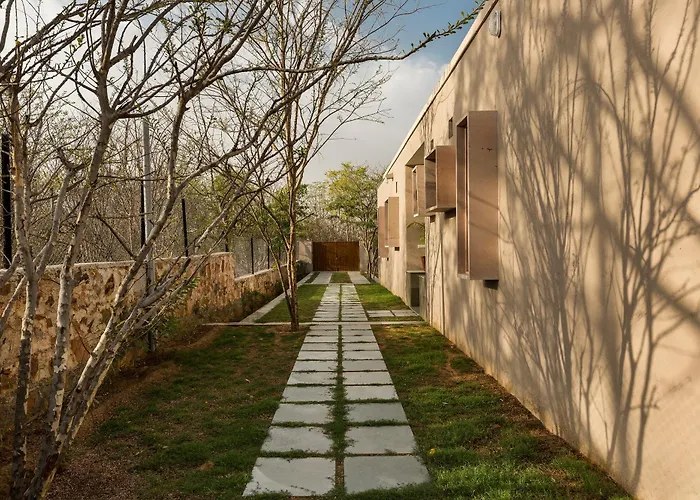 Stayvista The Owl House: Hillside Villa with Terrace and Lawn