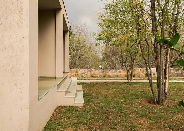 Stayvista The Owl House: Hillside Villa with Terrace and Lawn