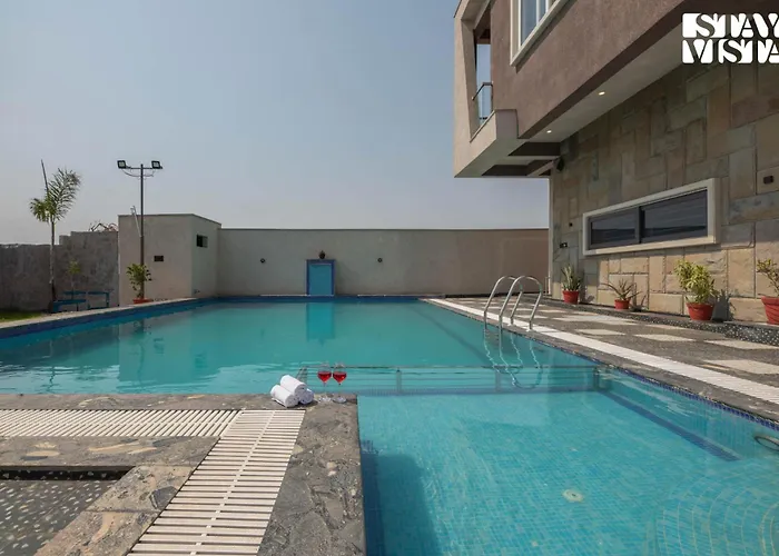 Stayvista At Pinkal Farms With Pool, Lawn, Wi-Fi